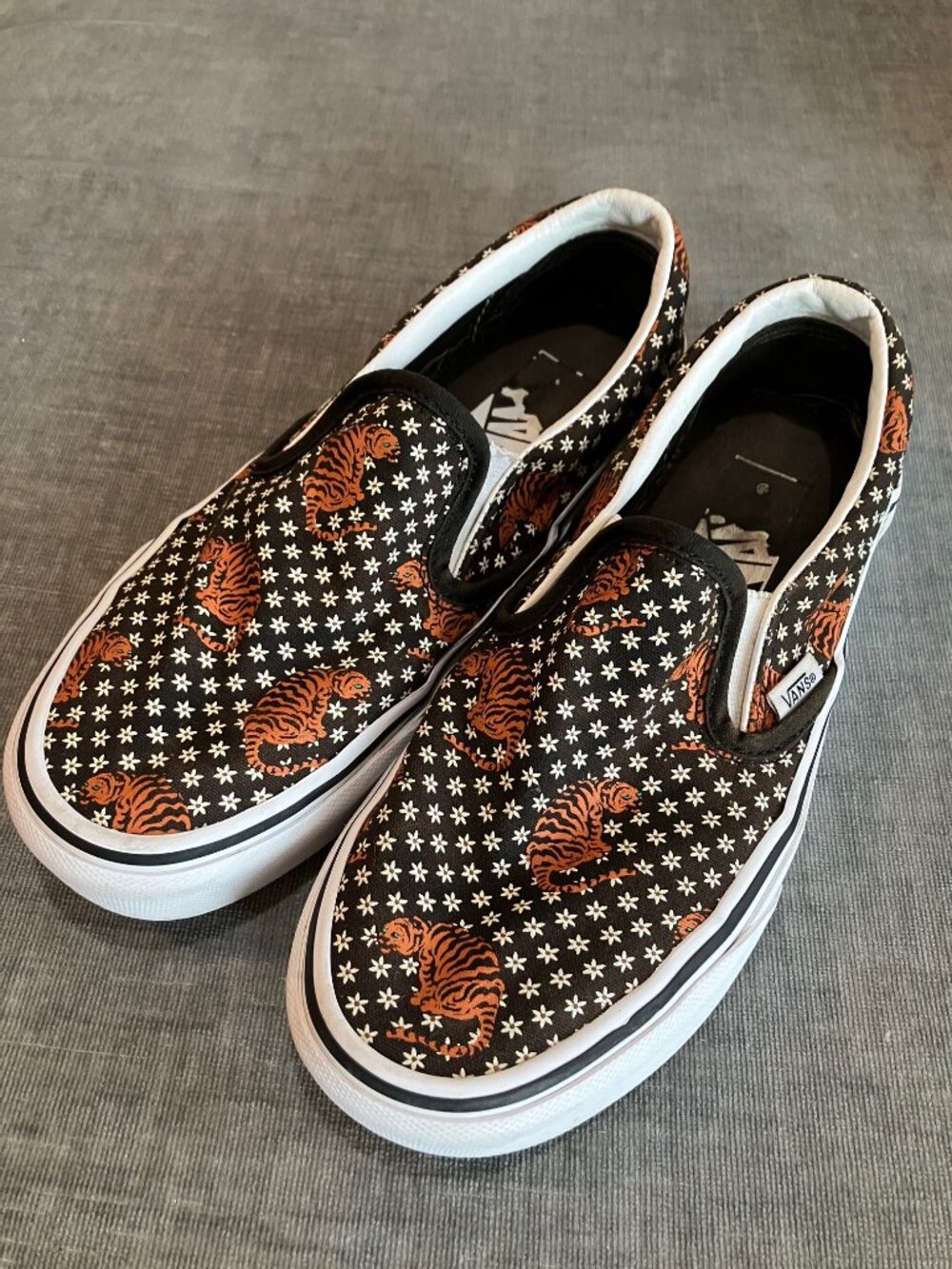 RARE Vans Tiger Floral Classic Slip On Womens 6.5 Black Orange Tiger Shoes